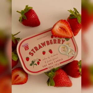 Bistro tin candle strawberry, top view strawberries